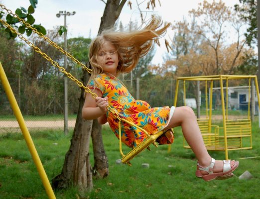 Little_girl_on_swing.jpg