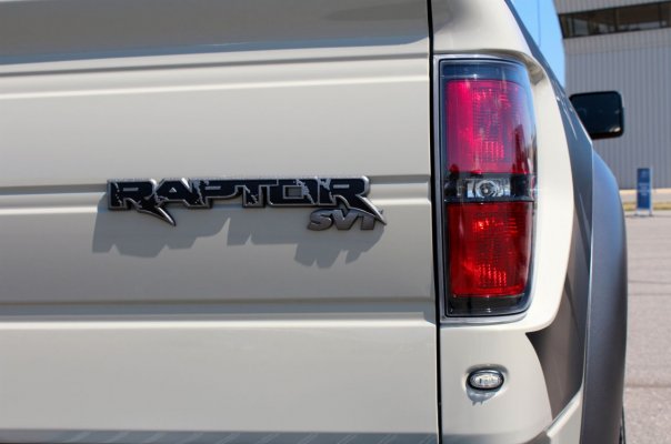 2013-ford-f150-svt-raptor-015.jpg