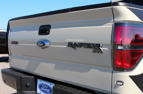 2013-ford-f150-svt-raptor-016.jpg