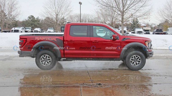 2021-ford-f-150-raptor-spy-photo-side-view (1).jpg