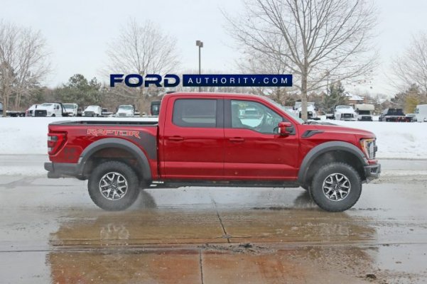 2021-Ford-F-150-Raptor-35-inch-tire-graphics-package-live-photos-008-side-profile-728x485.jpg