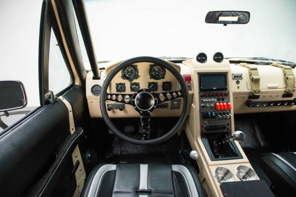 Motors-Project-Fearless-Bronco__27_-Steering-Wheel.jpg