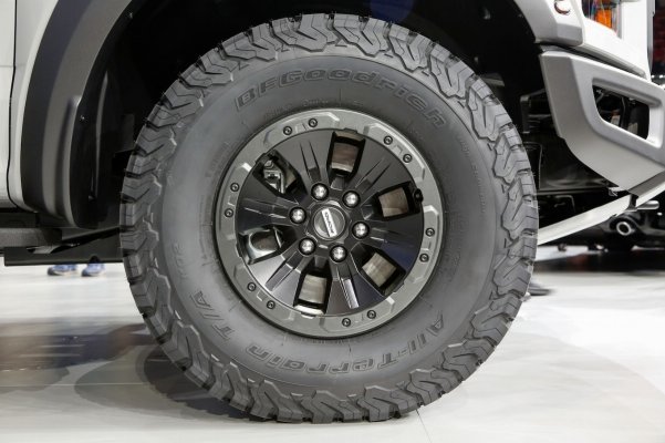 2017-Ford-F-150-Raptor-SuperCrew-wheel.jpg