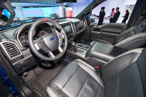 -150-raptor-supercrew-interior-naias-2016-live-002.jpg