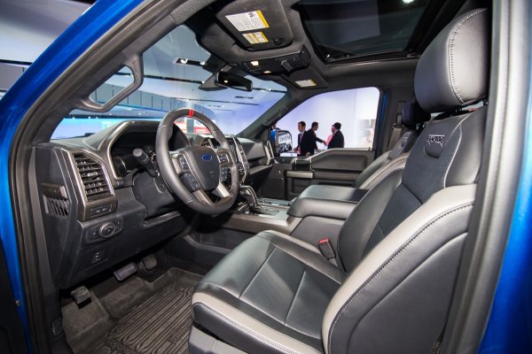 -150-raptor-supercrew-interior-naias-2016-live-001.jpg