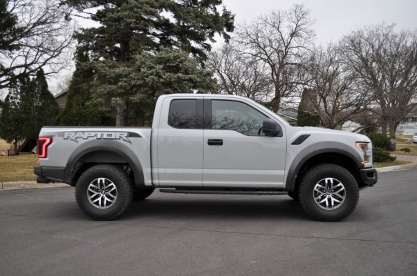 2017-ford-f-150-raptor_100605379_l.jpg